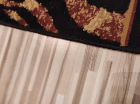 Moderný behúň so zvieracím motívom,