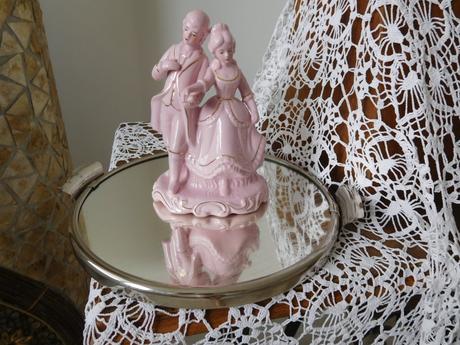 Dáma s pánom ružový porcelán soška, 