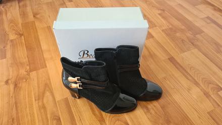 Čižmy so zlatými doplnkami, 40