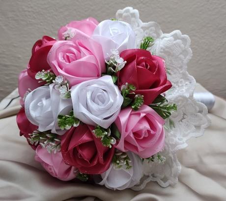 Kytica saténových ruží,