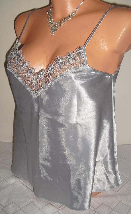 Strieborna satenova kosielka, l