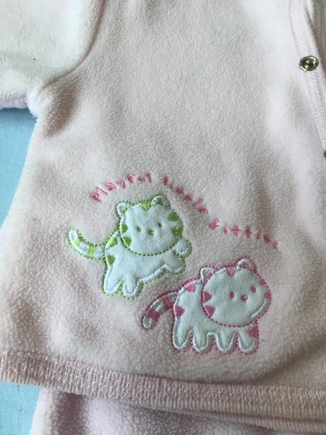 Krásny flisový komplet - súprava s mačičkami, babyland,74