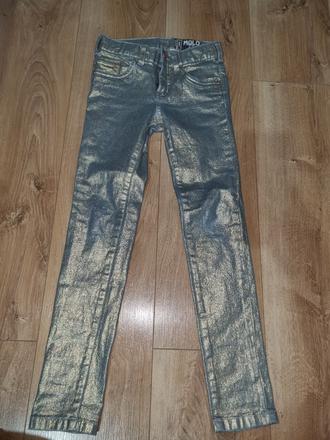 Metalické nohavice, 128