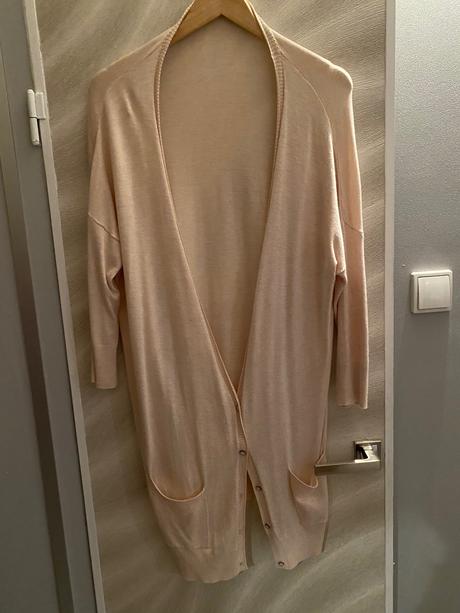 Dlhy bledoruzovy sveter, l