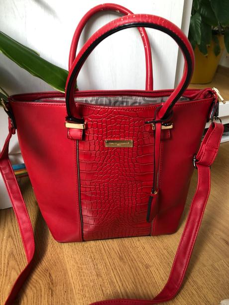 Červená kabelka, atmosphere