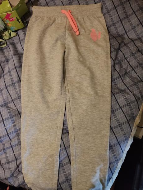 Nenosené tepláky, 140