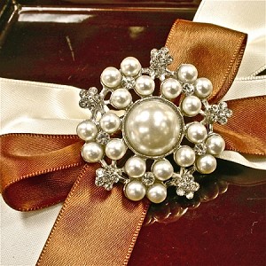 Perleťová brošňa s kryštálmi, 