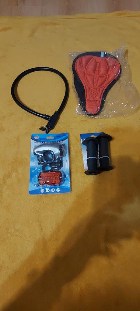 Svetlo na bicykel,rukoväte ,zámok,poťah na sedadlo, 