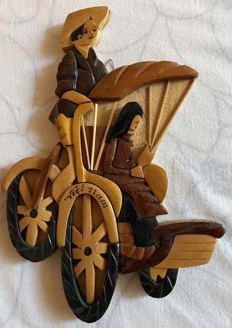 Krásna závesná drevená dekorácia,