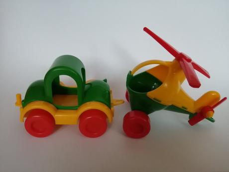 Plastový vrtuľník a autíčko,