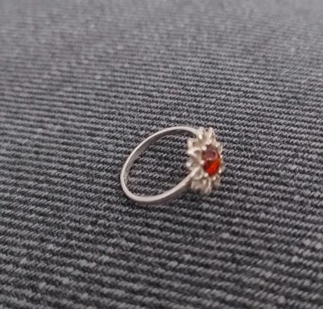 Strieborný jantárový prstienok v tvare slnečnice,