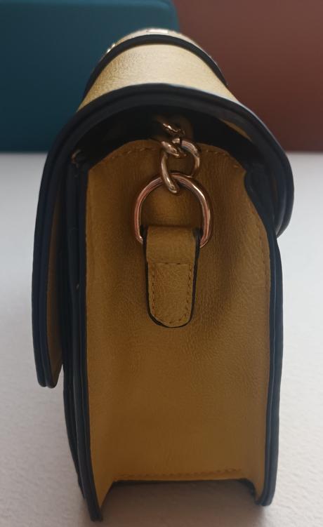 Žltá pevna kabelka so zlatou aplikaciou, 