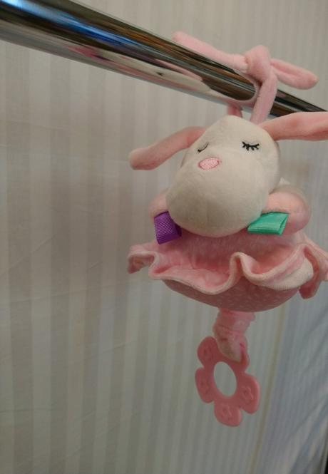 Zavesovací psík na vankúšiku s naťahovaním melódia, 