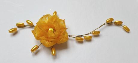 Zlatožltý kvet do vlasov, 