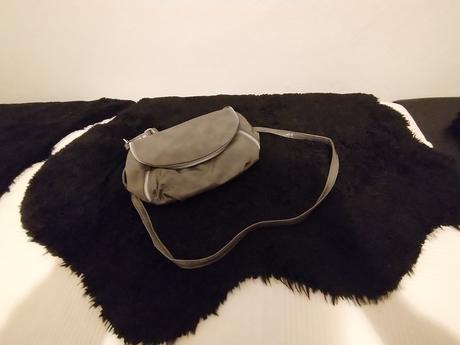 Kabelka menšej veľkosti, 