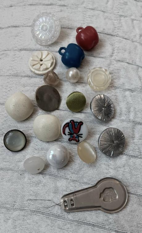 Starší mix gombíkov,