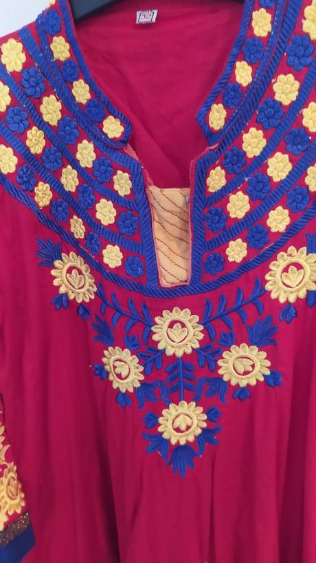 Vyšívané šaty č. 110-122, 116