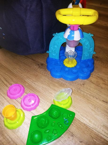 Zmrzlinova tovaren playdoh,