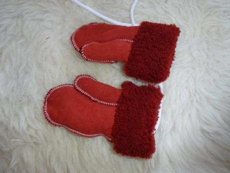 Z pravej kože rukavičky a capačky 12 cm, 62