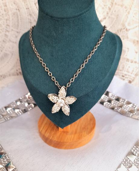 Náhrdelník s kvetom, 