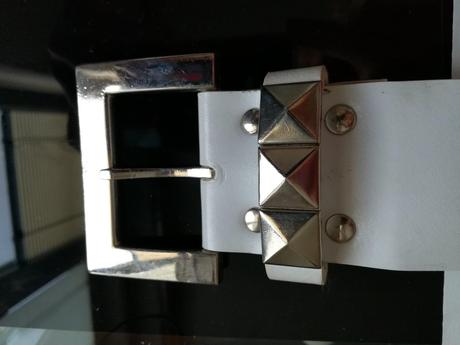 Biely vybíjaný opasok, 