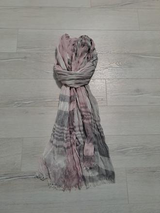 Ružovo-sivý šál,