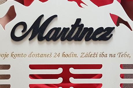 80 cm drevený vešiak na medaily s menom,