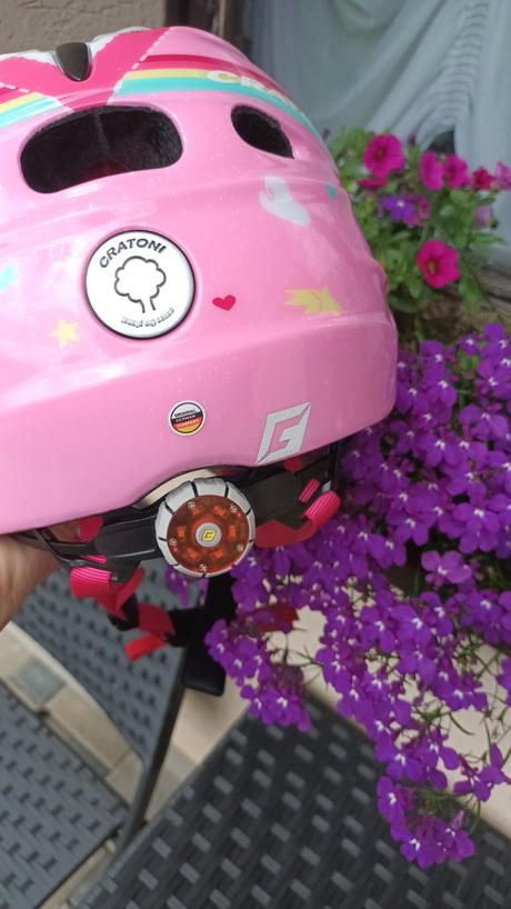 Kvalitná blikajúca značková prilba m 53-58 cm, m