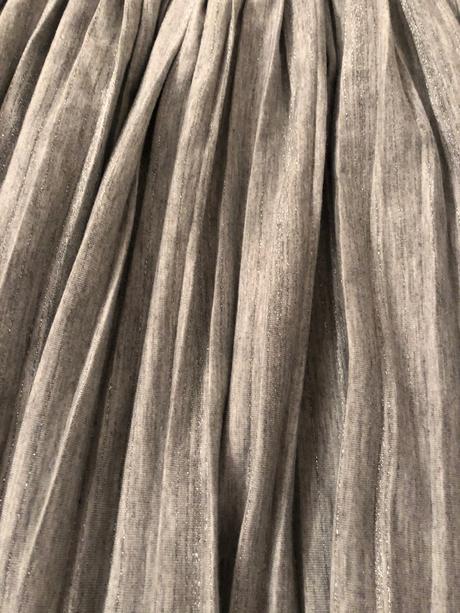 Trblietkavá skladaná sukňa, 134