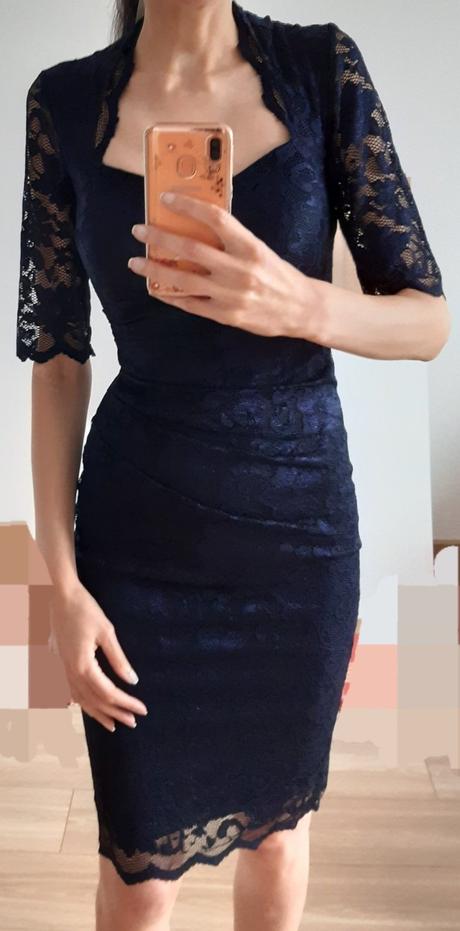 Tmavomodre cipkovane saty, s