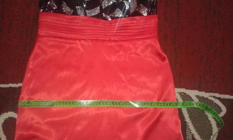 Červené spoločenské šaty, 40