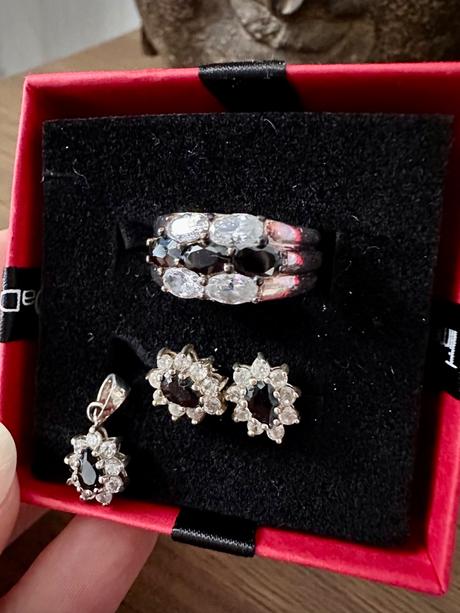 Krasny strieborny set c ciernymi a bielymi kristal, 