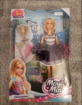 Barbie v fialovom kostýme roztlieskavačky,
