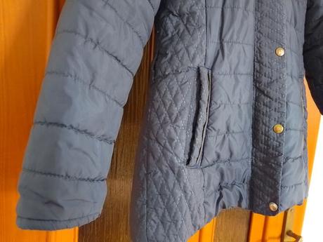 Modrá zimná bunda, 146