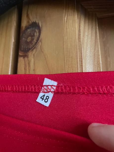 Červené šaty s vreckami, 44