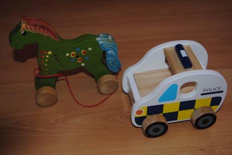 Drevený koník a auto,