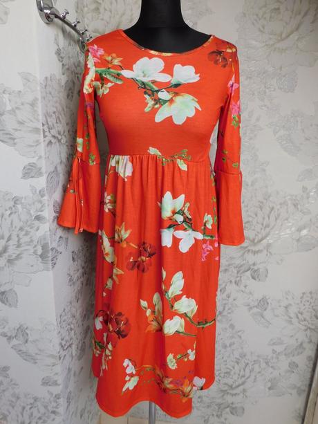 Velmi pekne šaty, 34