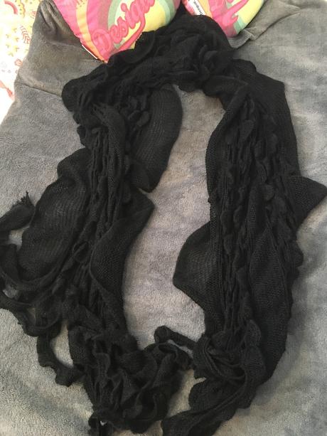 Čierny šál so zaujímavým vzorom, 