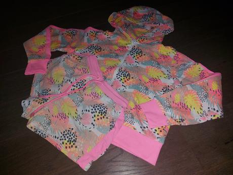 Uzasny farebny letny kompletik mikinky a krataskov, reserved,158