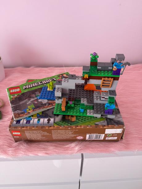 Lego minecraft 21141 jaskyňa so zombie, 