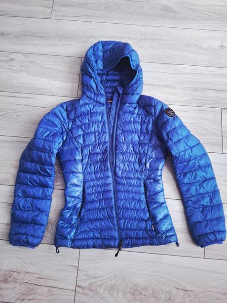 Krasna bunda vo vybornom stave, napapijri,s