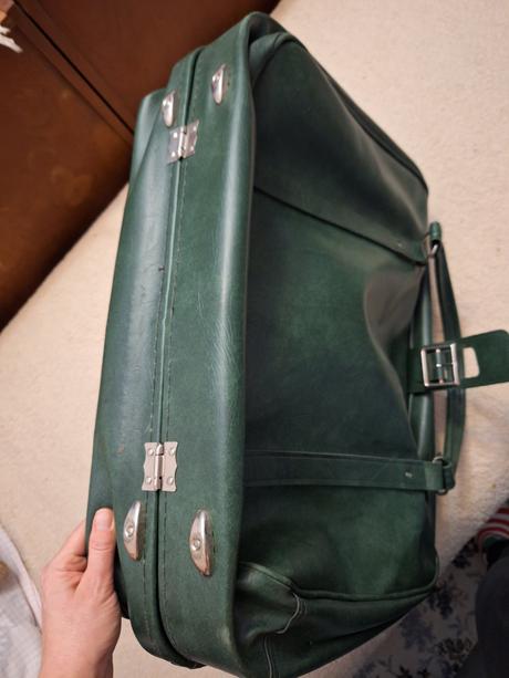 Retro historicky kozeny kufor po starkom, 