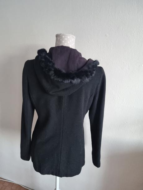 Čierny krátky flaušový kabát s kapucňou veľ. m, m