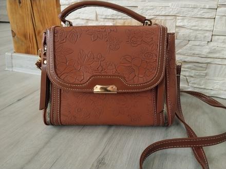 Kabelka s reliéfom, 