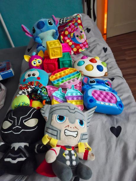 Knižky ,telefóny, hračky, 