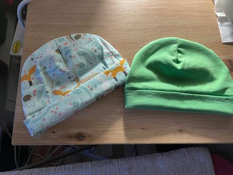 Detské čiapky a korunky,