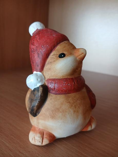 Keramický vtáčik s čiapkou a šálom 10 cm,