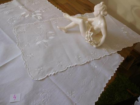 Obrus ručne vyšívaný biely,