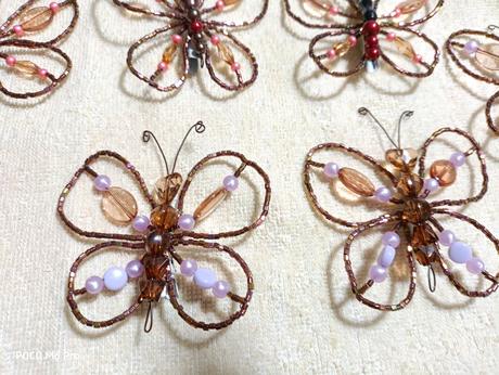 Korálikové aj látkové motýliky na štipcoch, 