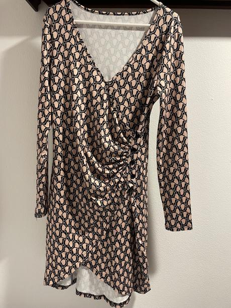 Šaty s výstrihom, m